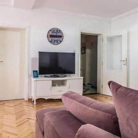 Jana Apartman *